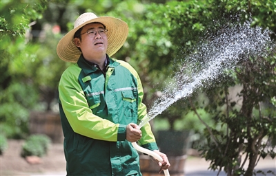 工匠汇·第三届“北京大工匠”｜杨辉：移动的“植物百科全书�? title=