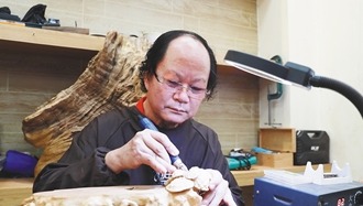 工匠汇·第一批南海工匠｜王国华：一把刀刻传奇人�? title=