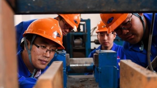 劳模风采·全国五一劳动奖章｜张鹏杰：深耕细作育春华砥砺前行守初“新�? title=