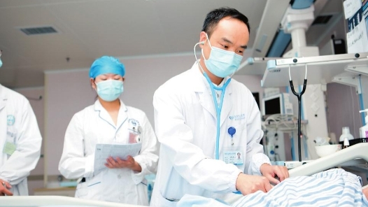 劳模风采·2023年云南省五一劳动奖章｜杨耀鹏：以医者仁心托起生命之�? title=