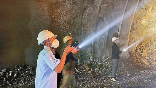 劳模风采·2023年云南省五一劳动奖章｜赵云鹏：渝昆高铁建设的“开路尖兵�? title=