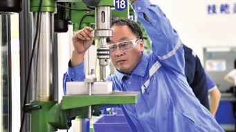 劳模风采·2023年全国五一劳动奖章｜张发奇：核电设备安装领域的“活宝典�? title=