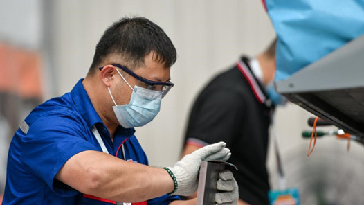 劳模风采·2023年辽宁省五一劳动奖章｜庞宝成：踏踏实实干出来的“钳工巧匠�? title=