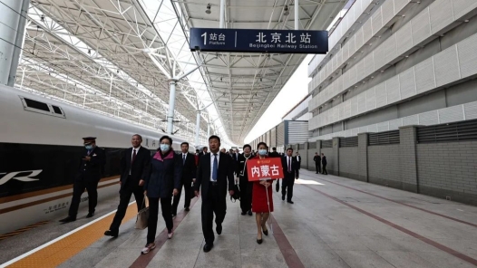 刚刚，第一个代表团抵京�? title=