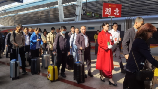 在这收获的季节，迎着朝阳出发——中国工会十八大湖北团抵京侧�? title=