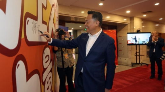 徐留平看望参加中国工会十八大报道的新闻工作�? title=