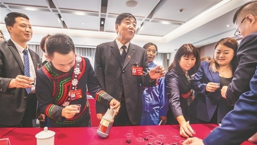 镜头 | 定点帮扶结硕�? title=