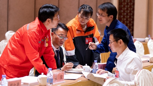认真履职、热烈讨论、交流学习｜中国工会十八大各代表团分组讨论集�? title=