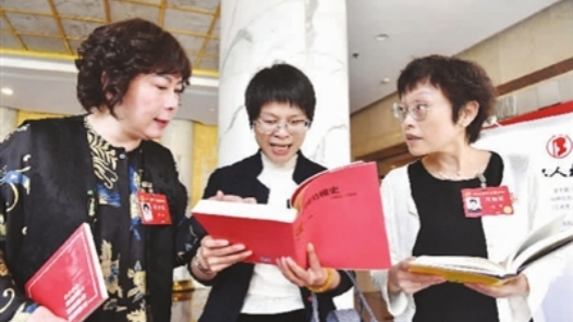 相聚金秋 我们再出发——上海市代表团的十八大时�? title=