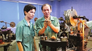 工匠汇�?016年上海工匠｜刘根敏：英雄钢笔背后的“英雄�? title=