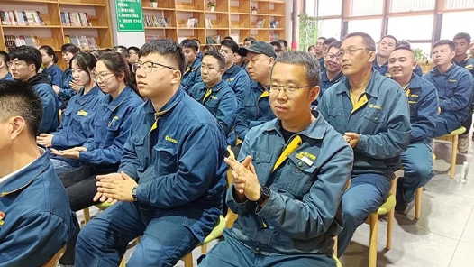 黑龙江省总工会宣讲团走进企业开展宣�? title=
