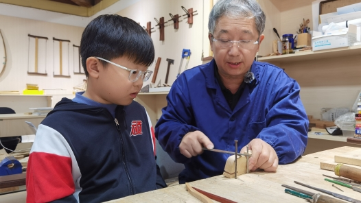 身边榜样丨“做一?#32;终一生”——古旧家具修复传承人刘金? title=