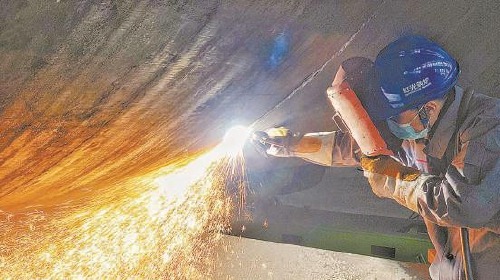 劳模风采·2021年全国五一劳动奖章 | 周晓龙：焊花飞舞铸匠�? title=