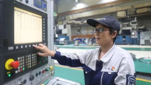 劳模风采·2020年全国劳动模�?#32;| 那馥：驯服尖端设备的“铿锵玫瑰�? title=