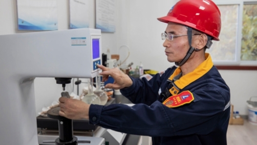 劳模风采·2016年全国五一劳动奖章 | 王永伟：从“桑拿房”里走出来的“磨机医生�? title=