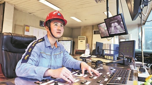 劳模风采·重庆劳模｜何希家：当“最强主操手”遇上智造转�? title=