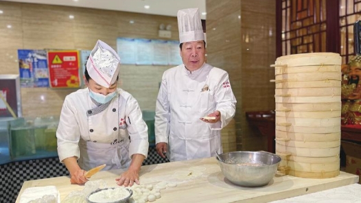 劳模风采·河南省五一劳动奖章｜肖于波：让“中原味道”香飘世�? title=