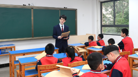 劳模风采·2018年全国五一劳动奖章｜陈君恩：“追光”劳模的“最后一课�? title=