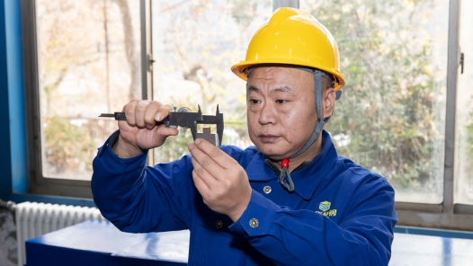 工匠汇·第三届“中原大工匠�?#32;| 陈问春：29年磨�?#32;毫厘之间成就“钳工大咖�? title=