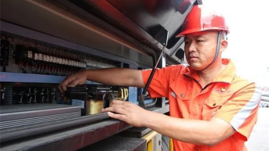 工匠汇·第六届 “齐鲁工匠”｜梁洁：匠心铸就“变幅王�? title=