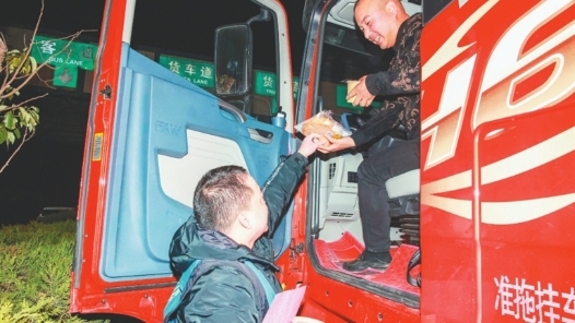 江苏靖江：工会好“粥”到！货车司机在“暖途�? title=