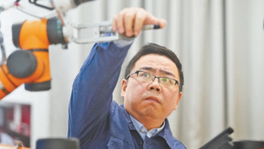 劳模风采·2021年全国五一劳动奖章｜张霁明：毫秒级修复 自动化运�? title=