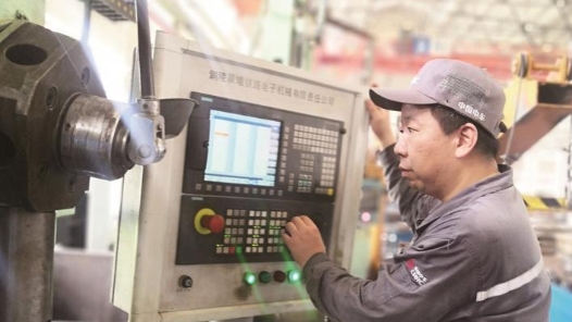 工匠汇�?023年荆楚工匠｜余秉智：毫厘之间精密磨削 匠心打造国之重�? title=