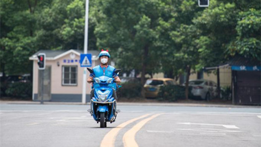 “聚、暖、护”把新就业形态劳动者引进“家�? title=