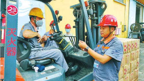 劳模风采·2015年广东劳模｜周冲：“托举哥”的“三级跳�? title=