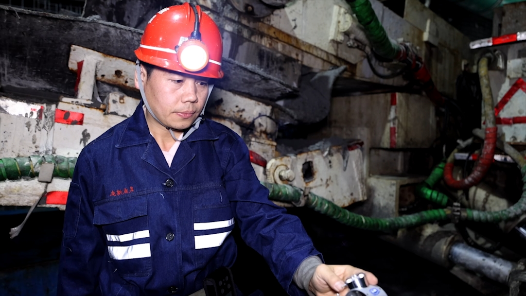 匠人匠心·内蒙古自治区第七届“北疆工匠”｜路庆彬：践行工匠精神 勇当技术先�? title=