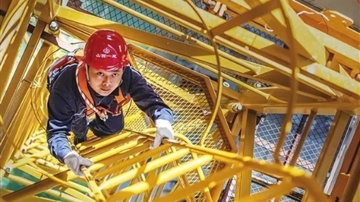 劳模风采·2019年全国五一劳动奖章 | 吉克达富：技艺精�?#32;百米高空铸匠�? title=