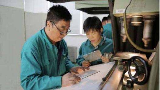 工匠汇·首届轻工大国工匠｜武志荣：卓越工匠，模具先�? title=