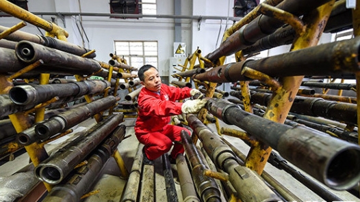 劳模风采·2015年全国劳模｜田明：“田大师”为故障油井“做手术�? title=