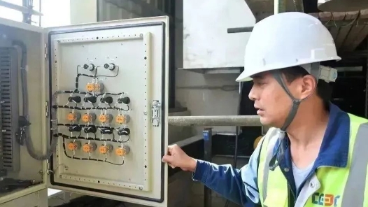 劳模风采·2022年安徽劳模｜陈亚强：以匠心成就自�?#32;用技能雕琢梦�? title=