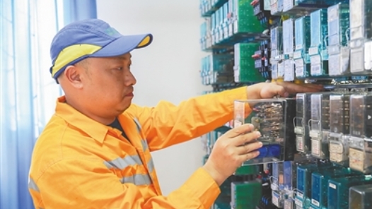 劳模风采·2020年全国劳动模范｜王笑冰：他为环岛高铁安全运行“擦亮眼睛�? title=