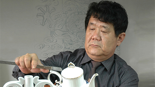 工匠汇·第二届轻工大国工匠｜何岩：瓷魂匠心，创意中�? title=