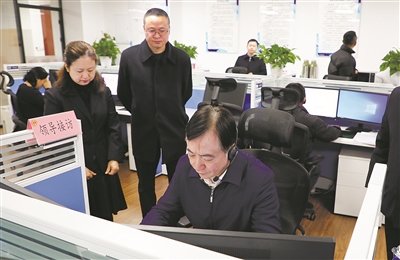 浙江省人大常委会副主任、省总工会主席刘忻接�?2351浙江省总工会服务职工热�? title=