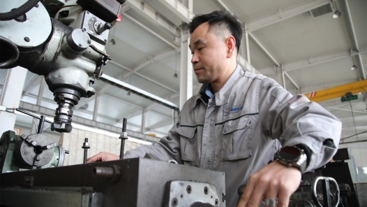 工匠汇�?023年威海工匠｜“毫厘”必较的“数控刀客�? title=