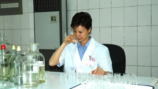 工匠汇·首届轻工大国工�?#32;| 范国琼：秉承工匠精神 擦亮“川酒”金字招�? title=