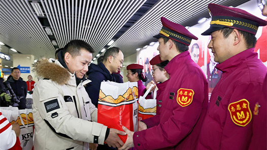 武汉市总工会“五送”活动暖心关爱新就业形态劳动者和一线职�? title=