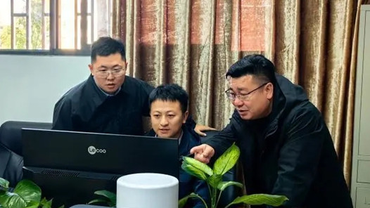 职工有所�?#32;工会有所�?#32;云南省总工�?2351职工服务热线全时段服务职�? title=