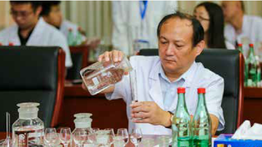 工匠汇·首届轻工大国工�?#32;| 周新虎：开创绵柔技艺，缔造蓝色经�? title=