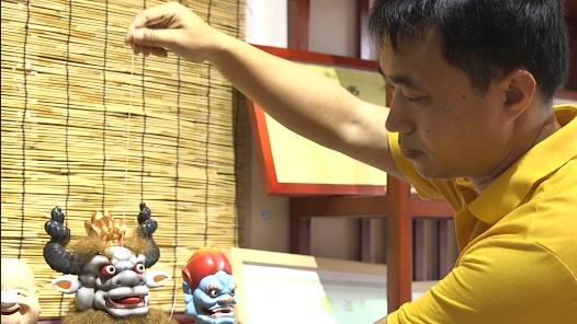 匠人匠心·南安工匠丨黄国顺：以木雕�?#32;一刀一刻现百�? title=