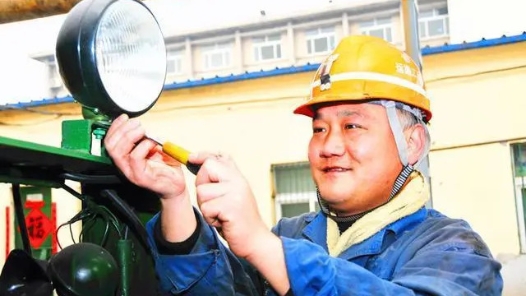 劳模风采·2013年全国五一劳动奖章｜张矿军：煤海点亮“匠心梦�? title=