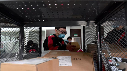 江苏扬州：关爱快递小哥，“好地方”有好实�? title=