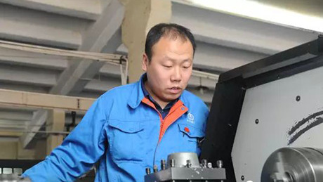 劳模风采·全国五一劳动奖章｜王士良：装备产品的“雕刻师�? title=