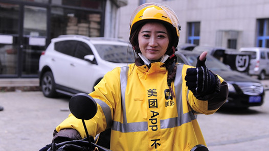 美团女骑手关爱行动在京启�? title=