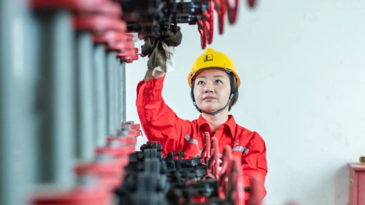 劳模风采·2015年全国五一劳动奖章｜艾晓慧：从三尺讲台到采油树下，从“门外汉”到技术状�? title=