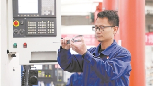 劳模风采·2023年全国五一劳动奖章｜忽东风：书写“极致”数控人�? title=