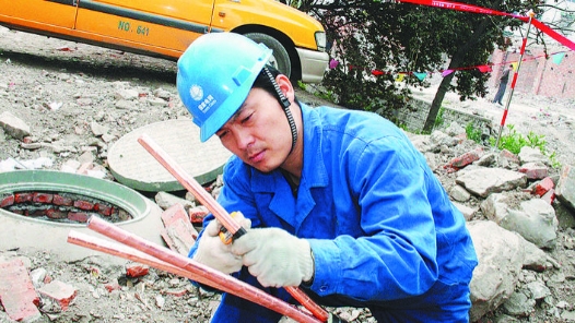 劳模风采·2012年安徽省劳动模范｜鲁军：“土专家”默默守护万家灯�?#32;保障居民安全用电